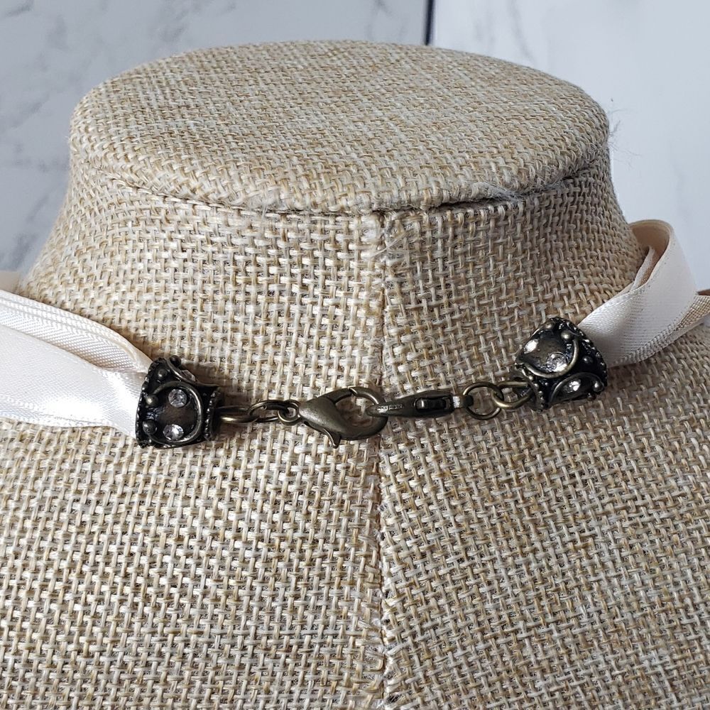 Dramatic Ribbon Necklace With Large Dramatic Jeweled Pendant - Picture 7 of 7